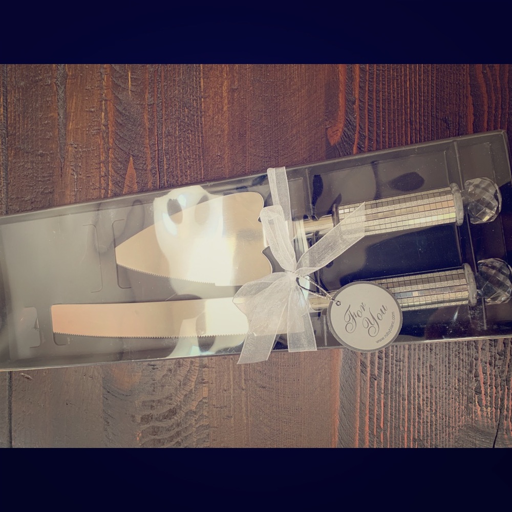 New silver cake cutting and server set